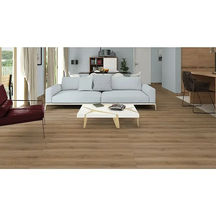 Rodapié Roble Vermont - 2,2 m x 13 mm x 90 mm - Elegante salón con un sofá gris claro, una llamativa mesa de centro y un cómodo sillón burdeos sobre un cálido suelo de madera.