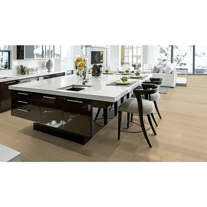 Rodapié Roble Liguria - 2,2 m x 13 mm x 90 mm - Elegante cocina con pisos de madera y una isla moderna con encimeras blancas y taburetes.