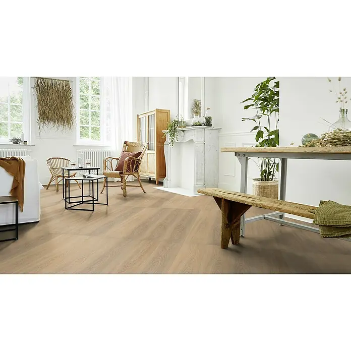Rodapié Roble Liguria - 2,2 m x 13 mm x 90 mm - La imagen muestra un salón moderno con un suelo de madera clara, siendo el elemento central, dando a la habitación un ambiente cálido y acogedor.