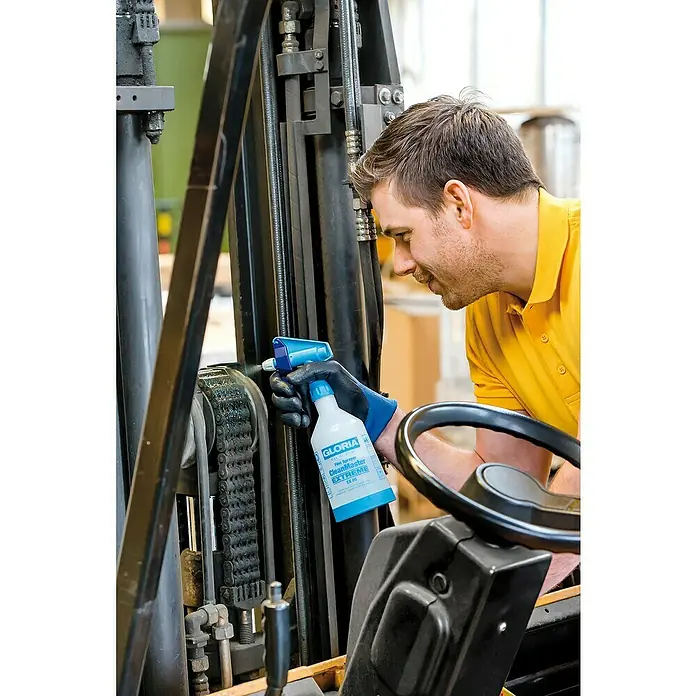 Gloria Feinsprüher Clean Master EXTREME EX 05 - Füllmenge: 0,5 l, Geeignet für: Desinfektionsmittel - Mann reinigt Gabelstapler mit Gloria CleanMaster Extreme EX 05 Sprühflasche, die eine effektive Reinigungslösung bietet.