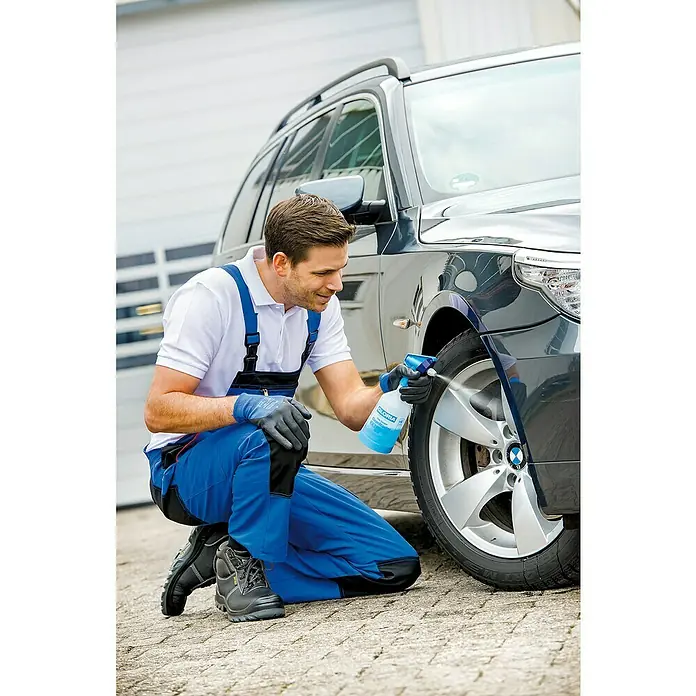 Gloria Feinsprüher Clean Master EXTREME EX 05 - Füllmenge: 0,5 l, Geeignet für: Desinfektionsmittel - Mann sprüht mit GLORIA Reiniger auf einen BMW Reifen, der Reiniger ist blau und in einer durchsichtigen GLORIA Sprühflasche.