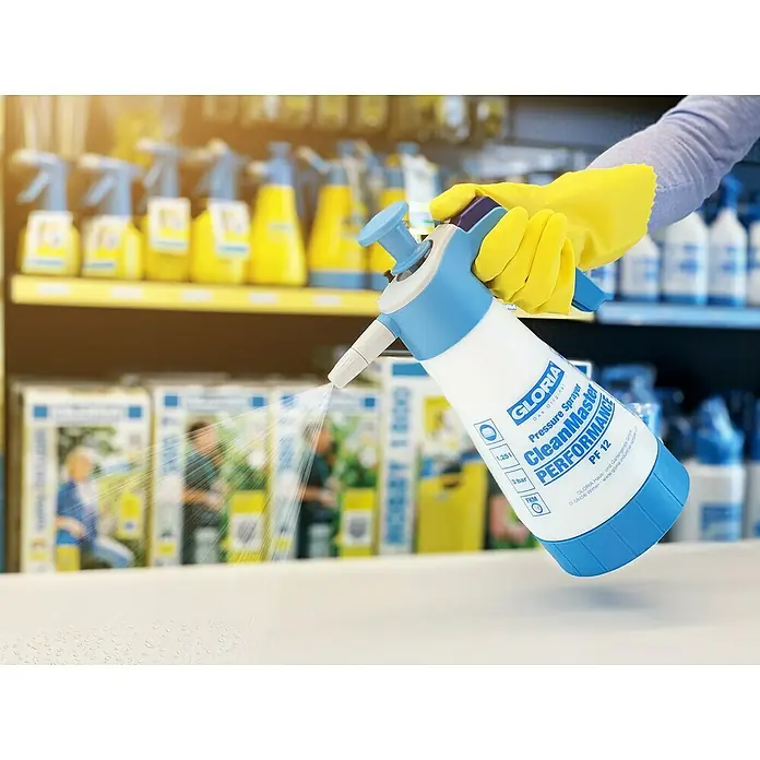 Gloria Drucksprühgerät Clean Master PERFORMANCE PF 12 - 1,25 l, Geeignet für: Desinfektionsmittel, Ölbeständig - Nahaufnahme einer Gloria CleanMaster PERFORMANCE PF 12 Drucksprühflasche in Aktion mit gelben Handschuhen.