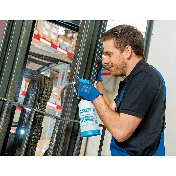 Gloria Feinsprüher Clean Master EXTREME EX 10 - Füllmenge: 1 l, Geeignet für: Desinfektionsmittel - Mann reinigt Gabelstapler mit Gloria CleanMaster EX 10 Sprühgerät. Das Gerät sorgt für optimale Reinigungsergebnisse.
