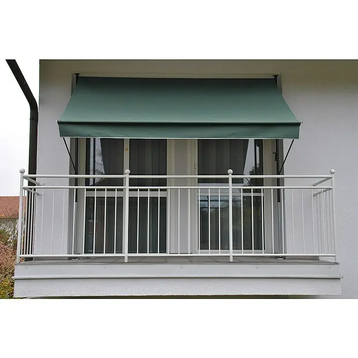 Angerer Klemmmarkise Style - Grün, Breite: 1,5 m, Ausfall: 1,5 m - Eine grüne Markise schützt einen Balkon mit weißem Geländer und Fenstern vor der Sonne und bietet Schatten.