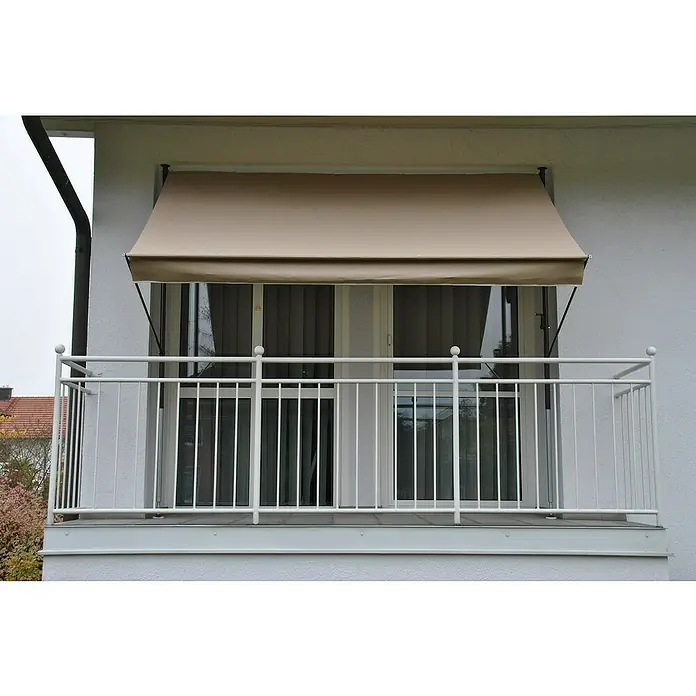 Angerer Klemmmarkise Style - Taupe, Breite: 2 m, Ausfall: 1,5 m - Ein Balkon mit weißem Geländer und einer beigen Markise, die Schatten spendet. Die Markise ist ein praktischer Sonnenschutz für heiße Tage.