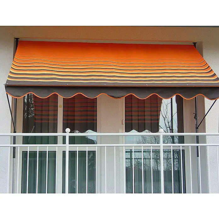 Angerer Klemmmarkise - Braun/Orange, Breite: 1,5 m, Ausfall: 1,5 m - Eine orange-braun gestreifte Markise mit gewelltem Rand schützt vor der Sonne und bietet Schatten auf dem Balkon.