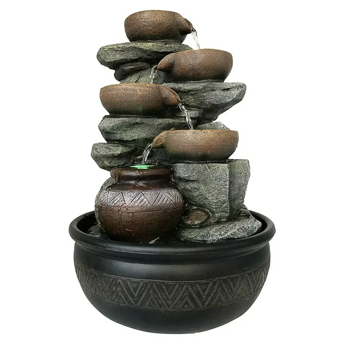 Globo Zimmerbrunnen Fontana - Ø x H: 25 x 40 cm, Kunststoff - Ein dekorativer Zimmerbrunnen mit gestapelten Schalen, aus denen Wasser fließt, in einem verzierten Topf. Perfekt für entspannende Innenräume.