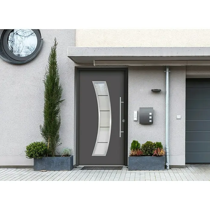 Splendoor Haustür Thermodoor PLUS SP10 - 100 x 210 cm, DIN Anschlag: Rechts, Anthrazitgrau Feinstruktur - Moderne Haustür in Grau mit Glaseinsatz und Edelstahlgriff, flankiert von Pflanzkästen, die das stilvolle Erscheinungsbild des Hauseingangs unterstreichen.