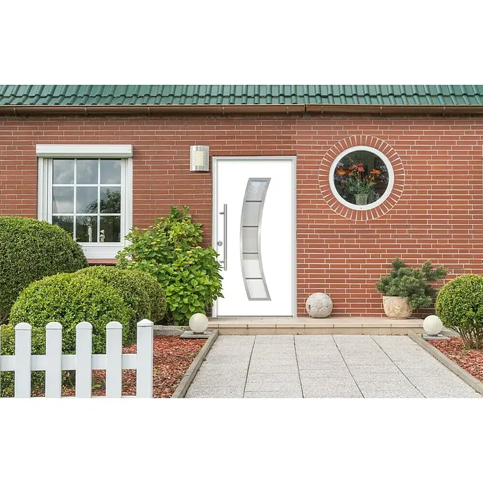 Splendoor Haustür Thermodoor PLUS SP10 - 100 x 210 cm, DIN Anschlag: Links, Verkehrsweiß - Moderne Haustür in Weiß mit Glaseinsatz, umgeben von gepflegten Büschen und einem runden Fenster in einer Backsteinfassade.