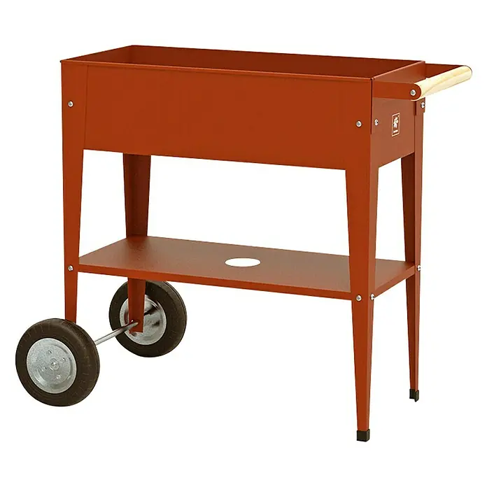 Herstera Garden Kräuterhochbeet Urban - L x B x H: 85 x 50 x 80 cm, Rost - Eine rote Grillkarre mit Rädern und einer Holzgriffstange. Ideal für den Transport von Grillutensilien und zum einfachen Verschieben des Grills.
