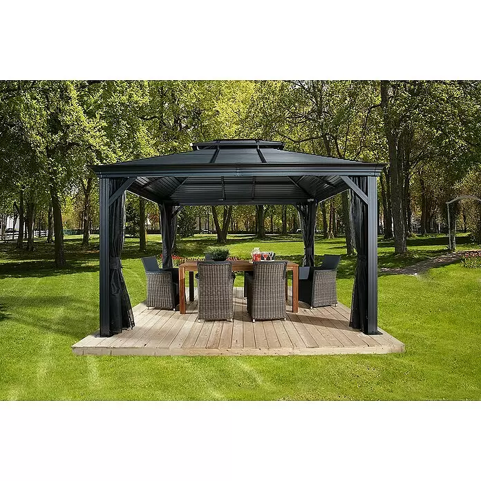 Sojag Standard-Pavillon Mykonos 10x12 - B x T: 364 x 299 cm, Anthrazit, Aluminium - Dunkelgrauer Metallpavillon mit Stufendach und Vorhängen, der ein Essset auf einem hellen Holzdeck umschließt.