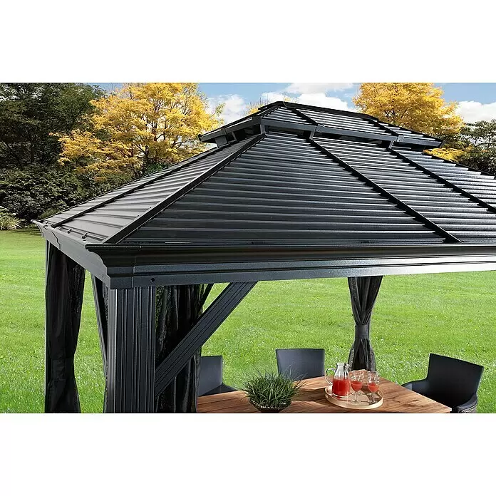 Sojag Standard-Pavillon Mykonos 1014 - B x T: 425 x 299 cm, Anthrazit, Aluminium - Ein dunkelgrauer Pavillon mit Wellblechdach und Netzvorhängen, bietet stilvollen Außenbereich für Essen und Entspannung.