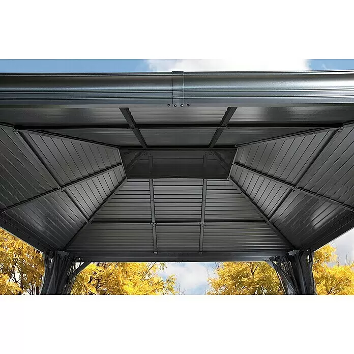 Sojag Standard-Pavillon Mykonos 1014 - B x T: 425 x 299 cm, Anthrazit, Aluminium - Ansicht eines dunkelgrauen Metall-Pavillondachs von unten mit gerippten Paneelen und einem zweistufigen Belüftungssystem.