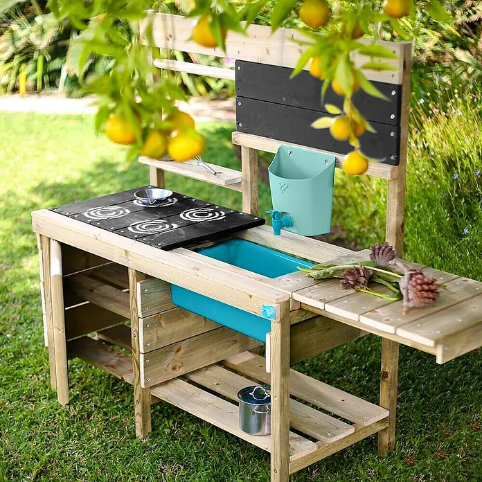 TP Toys Matschküche Deluxe - 40 x 136 x 96 cm, Holz, Natur - Hölzerne Spielküche mit Spüle, Kochfeld und Tafel im Garten, ideal für kreatives Spielen im Freien.