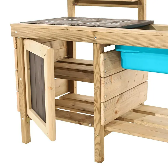 TP Toys Matschküche Deluxe - 40 x 136 x 96 cm, Holz, Natur - Das Bild zeigt eine hölzerne Outdoor-Spielküche mit einer offenen Tür und einem blauen Becken. Die Spielküche ist ideal für Kinder.
