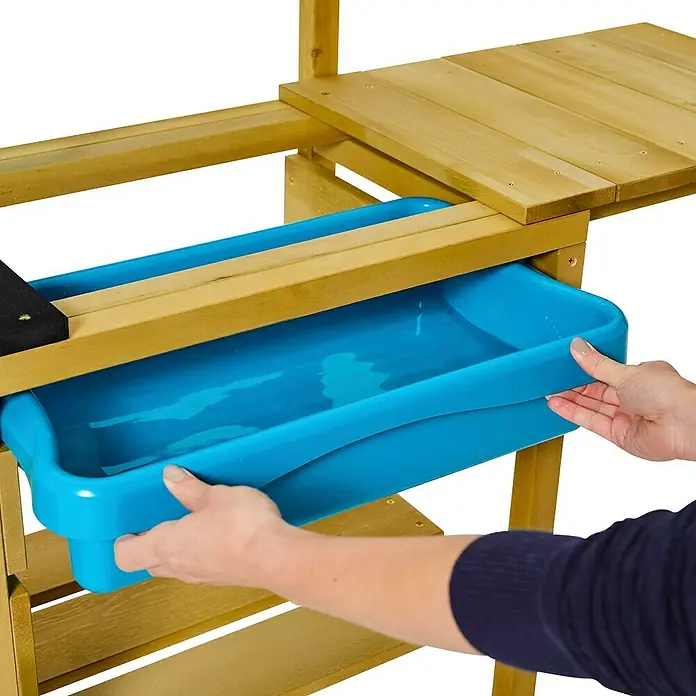 TP Toys Matschküche Deluxe - 40 x 136 x 96 cm, Holz, Natur - Das Foto zeigt eine Outdoor-Spielküche aus Holz mit einer blauen Wanne, die von Händen gehalten wird. Perfekt für Kinder zum Spielen im Garten.