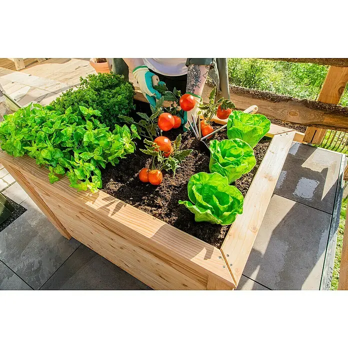 Westmann Hochbeet Lärche 100 - 100 x 65 x 66 cm, Holz, Natur - Ein erhöhter Gartenkasten aus Holz, gefüllt mit Salat, Tomaten und Kräutern, die von einer Person mit Gartenhandschuhen gepflegt werden.