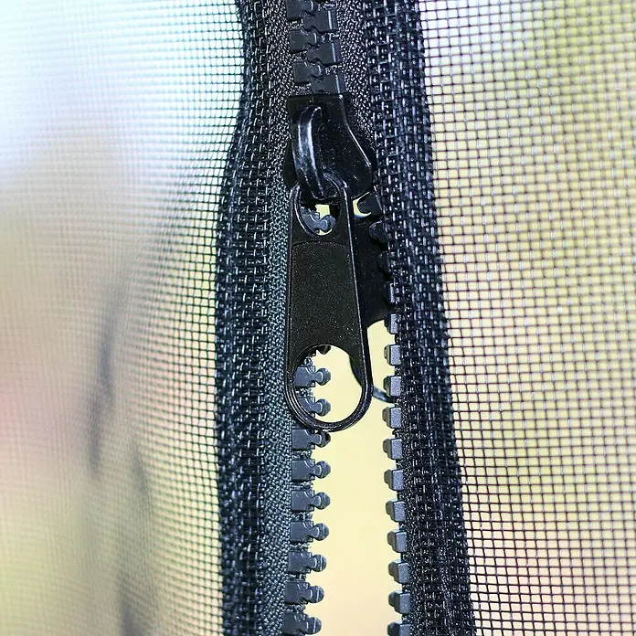 Westmann Moskitonetz - Passend für: Westmann Pavillon Devon 12x12 - Nahaufnahme eines schwarzen Reißverschlusses an einem Moskitonetz, ideal für den Schutz vor Insekten im Freien.