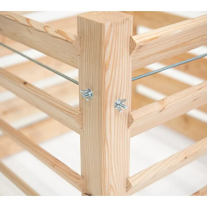 Westmann Komposter - 1.040 l, 130 x 100 x 80 cm - Detailansicht eines Holzregals mit Eckpfosten und Flügelmuttern, die die Holzstruktur zusammenhalten. Natürliches Holz, robuste Bauweise.