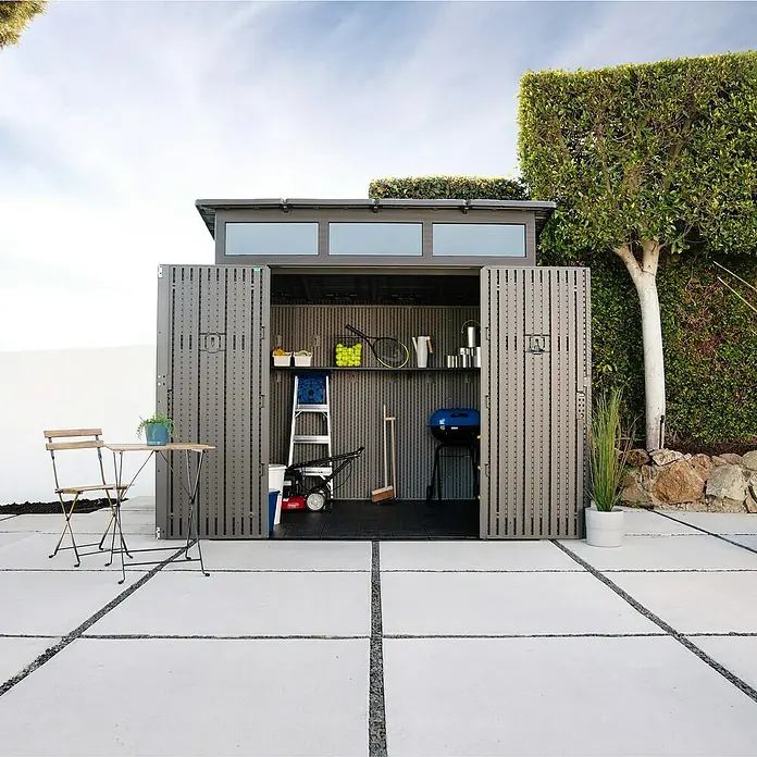 Lifetime Gerätehaus Merkur - 254 cm, 254 cm, Kunststoff, Grau - Gartenschuppen mit geöffneten Türen, der eine Vielzahl von Gartengeräten und Zubehör zeigt, mit Außenbereich und heller Beleuchtung.