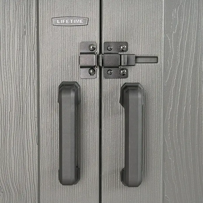 Lifetime Gerätehaus Merkur - 254 cm, 254 cm, Kunststoff, Grau - Nahaufnahme eines grauen Lifetime-Geräteschuppens mit Türriegel und Griffen, der Sicherheit und Funktionalität vereint.