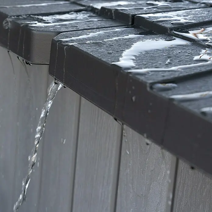 Lifetime Gerätehaus Merkur - 254 cm, 254 cm, Kunststoff, Grau - Nahaufnahme von grauem Terrassendach mit Wasserpfützen und ablaufendem Wasser bei Regen.