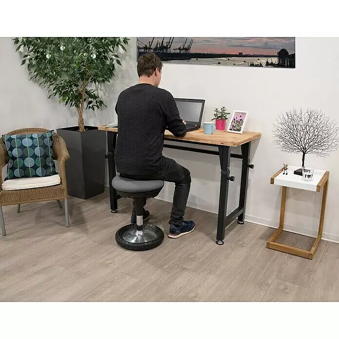 Rikta Werkbank Höhenverstellbar - L x B: 60 x 135 cm, Arbeitshöhe: 105 cm, Belastbarkeit: 200 kg - Anwendungsbeispiel