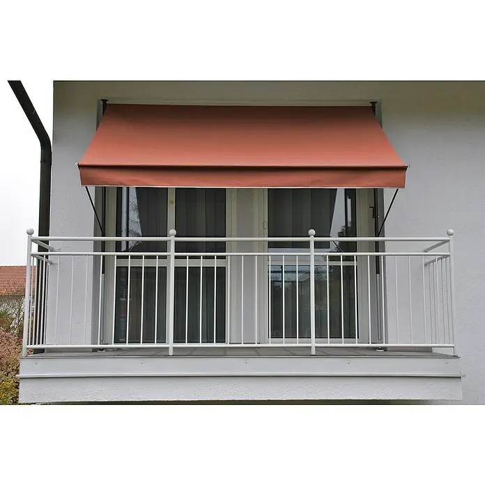 Angerer Klemmmarkise Style Terra - Terracotta, Breite: 4 m, Ausfall: 1,5 m - Markise: Nahaufnahme einer rotbraunen Markise, die über einem Balkon mit weißem Geländer angebracht ist und Schatten spendet.