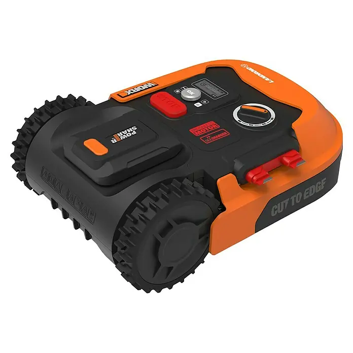 Worx PowerShare 20V Robot cortacésped Landroid M500 Plus - 500 m², Ancho de corte: 18 cm, Navegación por inducción, Cable de antena - Esta imagen muestra un robot cortacésped Worx Landroid naranja y negro. El robot se muestra sobre un fondo negro.