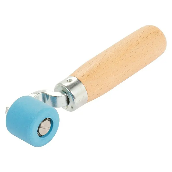 Leister Andruckrolle - Breite: 28 mm - Ein Werkzeug mit einer blauen Rolle und einem Holzgriff, ideal zum Auftragen von Folien oder zum Andrücken von Materialien. Präzise Verarbeitung für professionelle Ergebnisse.