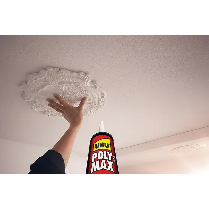 UHU Adhesivo para montaje High tack - Blanco, 450 g - Un adorno de techo que se fija al techo con adhesivo UHU Polymat. La imagen muestra el producto en acción.