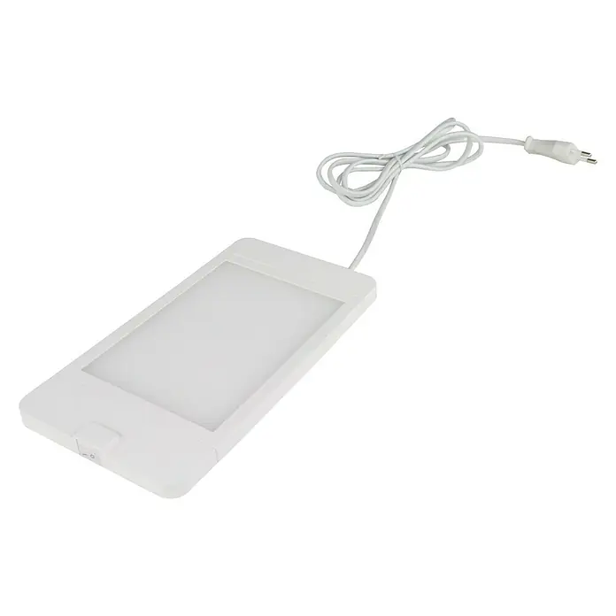 Ritter Leuchten LED-Unterbauleuchte Dimpod - 4,5 W, L x B x H: 11 cm x 12,5 mm x 20 cm, Warmweiß - Das Bild zeigt eine LED-Unterbauleuchte in Weiß mit Stromkabel und Stecker auf schwarzem Hintergrund. Perfekt für Küche oder Werkstatt.