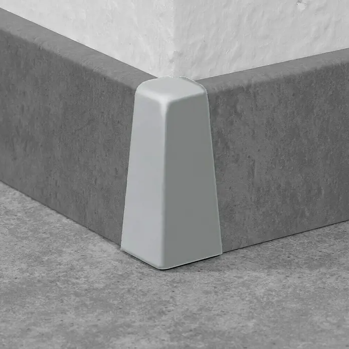 LOGOCLIC Außenecke K40 C - Grau, 2 Stk., Passend für: LOGOCLIC Sockelleiste K40 C - Nahaufnahme einer grauen Sockelleisten-Ecke, die saubere Linien und Schutz vor Beschädigungen bietet. Ideal für moderne Wohnräume.