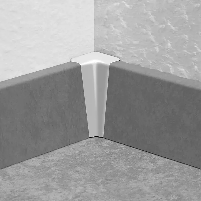LOGOCLIC Innenecke K40 C - Silber, 2 Stk., Passend für: LOGOCLIC Sockelleiste K40 C - Eckansicht einer grauen Sockelleiste mit weißem Eckprofil, das einen sauberen Übergang zwischen Wand und Boden schafft.