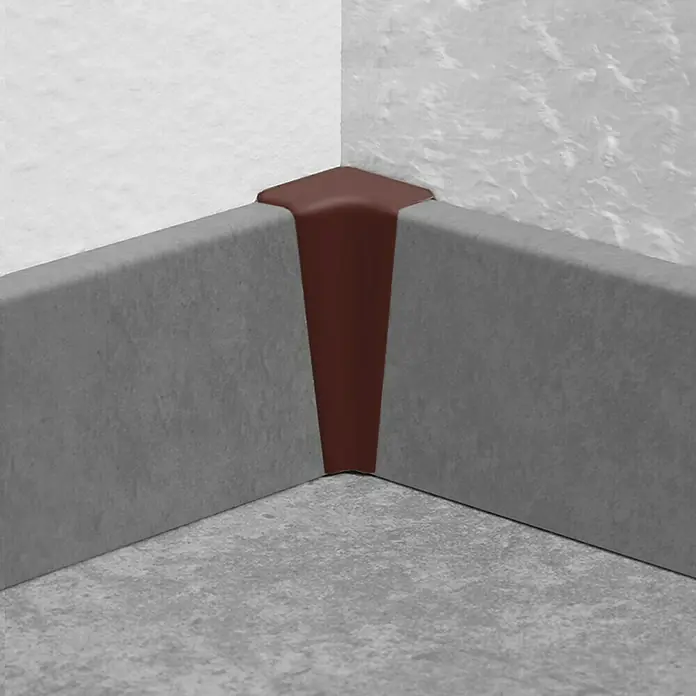 LOGOCLIC Innenecke K40 C - Dunkelbraun, 2 Stk., Passend für: LOGOCLIC Sockelleiste K40 C - Brauner Kantenschutz in einer Ecke zwischen zwei grauen Sockelleisten an einer Wand und einem Boden.