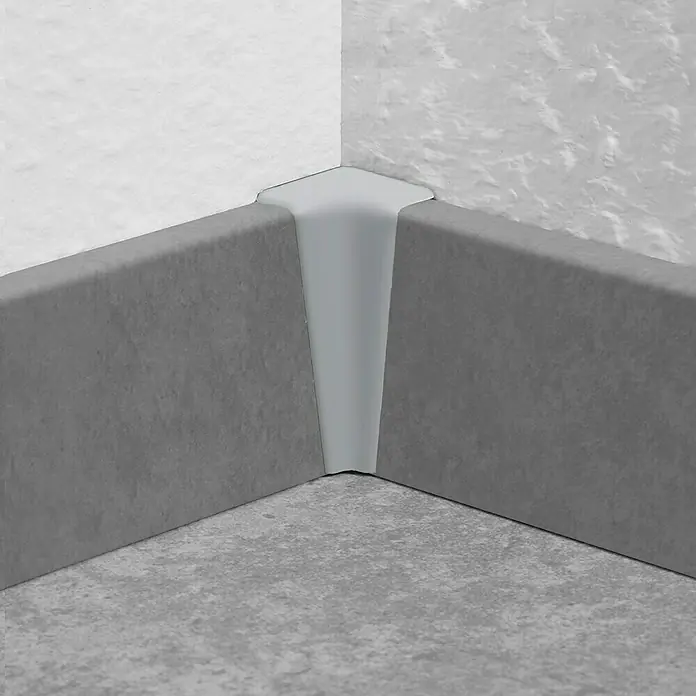 LOGOCLIC Innenecke K40 C - Grau, 2 Stk., Passend für: LOGOCLIC Sockelleiste K40 C - Ein graues Bodenprofil mit einer Ecke, die eine saubere und moderne Verbindung zwischen Boden und Wand schafft.