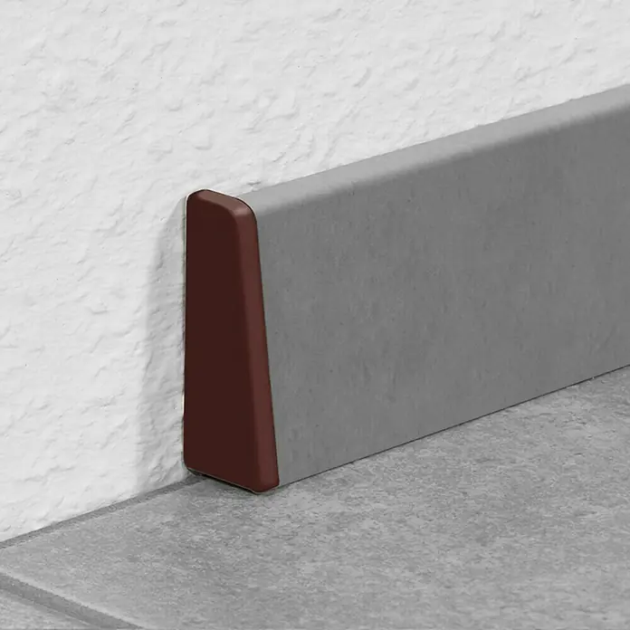 LOGOCLIC Endkappe K40 C - Dunkelbraun, 2 Stk., Passend für: LOGOCLIC Sockelleiste K40 C - Detailaufnahme einer grauen Sockelleiste mit brauner Abschlusskante an einer weißen Wand, die einen sauberen Übergang zum grauen Boden bildet.