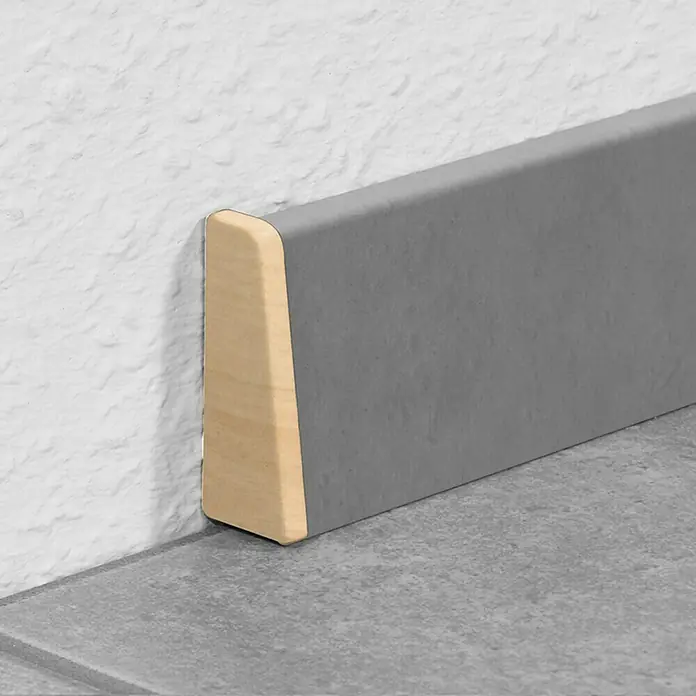 LOGOCLIC Endkappe K40 C - Eiche Arizona, 2 Stk., Passend für: LOGOCLIC Sockelleiste K40 C - Nahaufnahme einer grauen Fußleiste mit hellen Holzdetails, die den Übergang zwischen Wand und Boden elegant gestaltet.