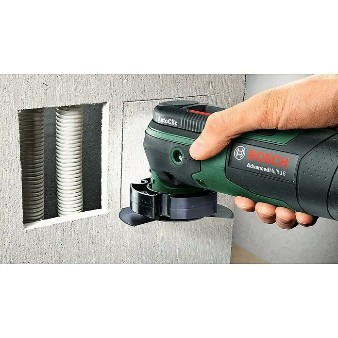 Bosch Power for All 18V Multiherramienta de batería Advanced Multi 18 - 18 V, Sin batería - Herramienta multifunción inalámbrica Bosch AdvancedMulti 18 en uso, perfecta para renovaciones y construcción.