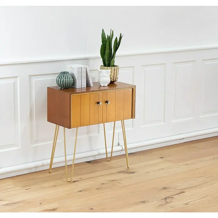 Wagner System Möbelfuß Hairpinlegs - Stahl, Höhe: 40 cm, Gold - Dieses Bild zeigt einen dekorativen Mid-Century-Nachttisch aus Holz mit goldenen Beinen und Wohnaccessoires wie Pflanzen und Büchern.