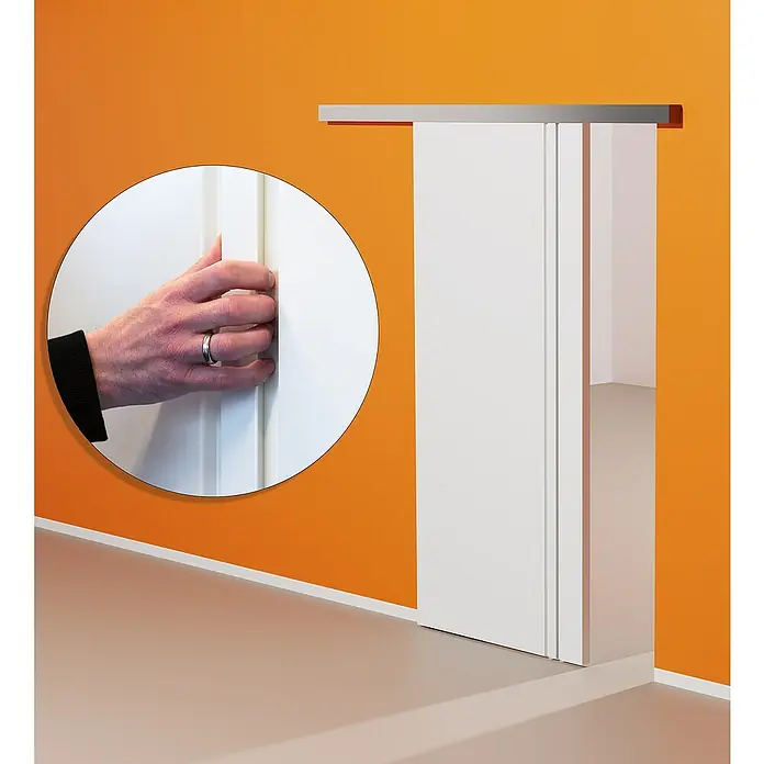 Kilsgaard Schiebetür-Komplettset 422-L - 935 x 2.050 mm, Weiß, Wabe - Eine moderne Schiebetür in einem Raum mit orangefarbenen Wänden, die den minimalistischen Stil und die Funktionalität des Produkts hervorhebt.