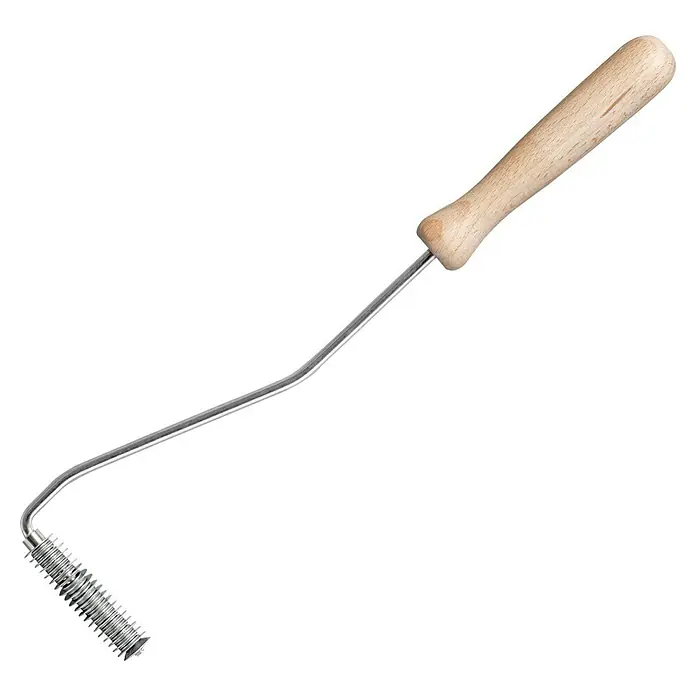 Yachtcare Universal-Entlüftungsroller - L x B: 80 x 15 mm - Das Bild zeigt einen Handroller mit Holzgriff und geriffelter Walze, ein Werkzeug zum Laminieren oder Anbringen von Folien.