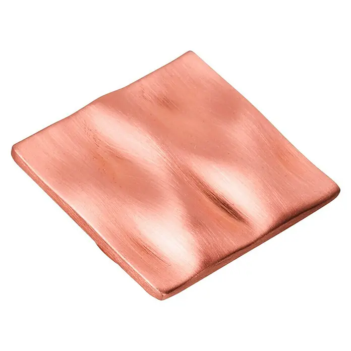 Möbelknopf-Set - 2 Stk., Typ Möbelgriff: Knopf, Ø x H: 40 x 16 mm, Sonstige, Vergoldet, Roségold - Nahaufnahme einer quadratischen Kupferfliese mit gewellter Oberfläche auf schwarzem Hintergrund.