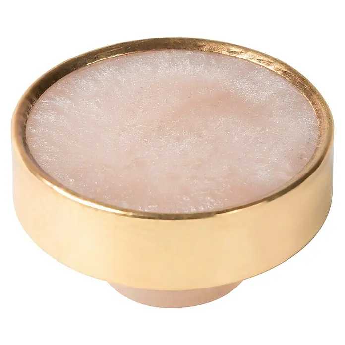 Möbelknopf-Set - 4 Stk., Typ Möbelgriff: Knopf, Ø x H: 40 x 20 mm, Sonstige, Sonstige - Eine Nahaufnahme eines runden Möbelknopfes aus rosafarbenem Stein mit goldfarbenem Rand auf schwarzem Hintergrund.