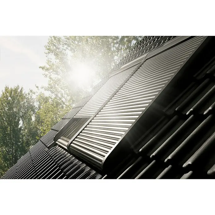 Velux Persiana para ventana de techo Integra Solar SSL CK04 0000S - Adecuado para el tamaño de la ventana: 55 x 98 cm - Vista de ventanas de techo con persianas enrollables. Las persianas están cerradas y protegen del sol mientras están instaladas en el techo.