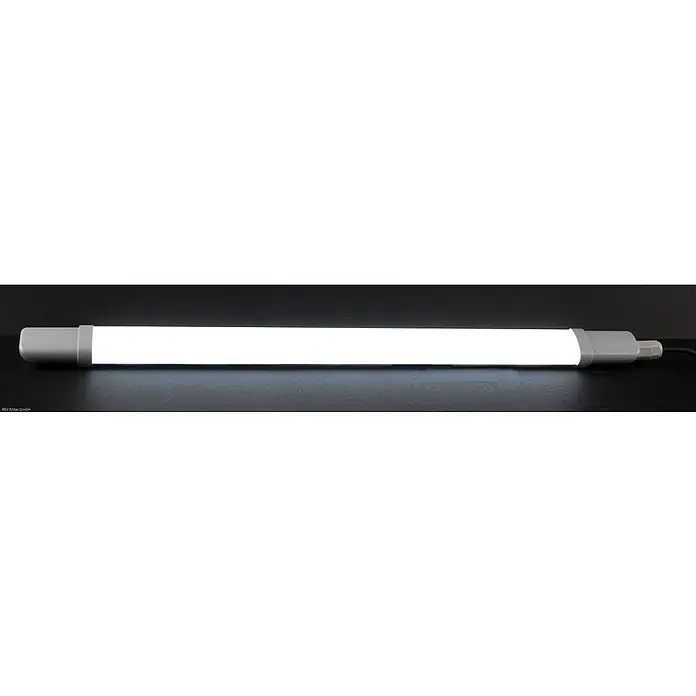 Ritter Leuchten LED-Feuchtraumlichtleiste Super Slim - L x B x H: 72 x 5,3 x 3,5 cm, Lichtfarbe: Neutralweiß, 18 W, IP65 - Nahaufnahme einer beleuchteten LED-Röhre mit grauen Endkappen und einem Kabel, das an einem dunklen Hintergrund befestigt ist.