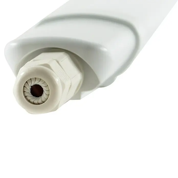 Ritter Leuchten LED-Feuchtraumlichtleiste Super Slim - L x B x H: 72 x 5,3 x 3,5 cm, Lichtfarbe: Neutralweiß, 18 W, IP65 - Nahaufnahme einer weißen Antenne mit Kabelverschraubung. Das Gehäuse ist aus Kunststoff und hat eine glatte Oberfläche für den Außeneinsatz.
