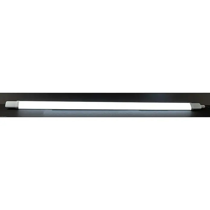 Ritter Leuchten LED-Feuchtraumlichtleiste Slim Pro - L x B x H: 116 x 4,3 x 3,3 cm, Lichtfarbe: Neutralweiß, 36 W, IP65 - Nahaufnahme einer langen LED-Leuchte mit grauem Endstück, die ein helles, gleichmäßiges Licht auf einer dunklen Oberfläche ausstrahlt.