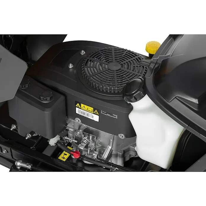 Stiga Rasentraktor Estate 384 M - 352 cm³, Schnittbreite: 84 cm - Detailaufnahme des Motors eines Aufsitzmähers, der die Konstruktion und Komponenten dieses Gartengeräts hervorhebt.