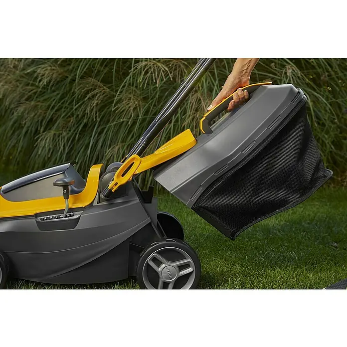 Stiga Akku-Rasenmäher Collector 136e - 2 Akkus, 2 Ah, Schnittbreite: 34 cm - Ein gelb-grauer Rasenmäher mit Grasfangkorb wird von einer Person gehalten. Ideal für müheloses Rasenmähen und komfortable Gartenarbeit.